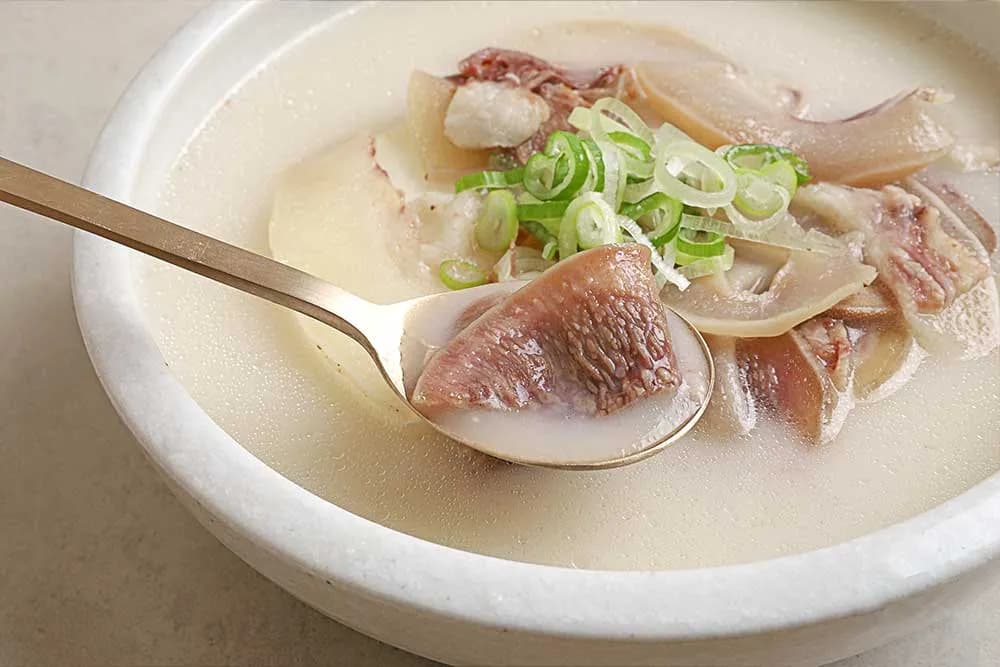 한우를 8시간 푹 고아 만든 설렁탕