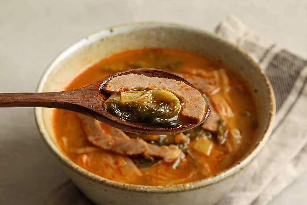 순수 한우 사골곰탕 육수로 끓인 깊은 맛의 해장국